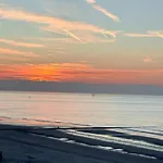 Digue De Westende, Avec Coin Nuit, Piscine, Vue Et Fantastique Apartment Middelkerke