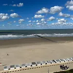 Appartement Digue De Westende, Avec Coin Nuit, Piscine, Vue Et Fantastique